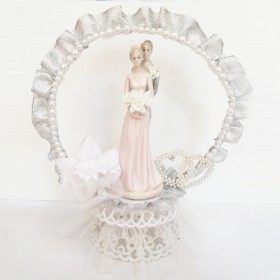 Сватбена фигурка - Керамична със сърце на подиум